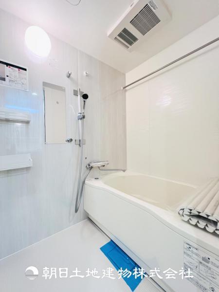 【ユニットバス】ご家族でもお一人でもくつろげる広さとなっており浴室乾燥機は花粉や梅雨時期に大活躍です！ 【内外観】浴室
