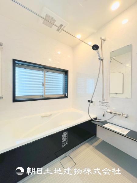 【ユニットバス】１坪のタイプの浴槽はご家族でもお一人でもくつろげる広さとなっており浴室乾燥機は花粉や梅雨時期に大活躍です！！ 【内外観】浴室
