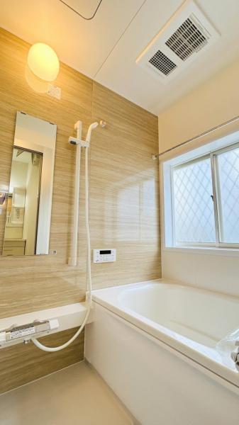 浴室は湿気がたまりやすく、換気扇だけではどうしてもカビが出てしまいやすい場所。窓があるだけで、あっという間に換気ができますのでお風呂のカビお掃除も気持ちが良いです。 【内外観】浴室