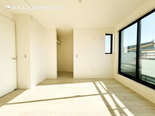 【洋室】柔らかい陽光が差し込む明るいお部屋を演出する設計！！彩光の取れる窓が気持ちの良いお部屋です！ 【内外観】リビング
