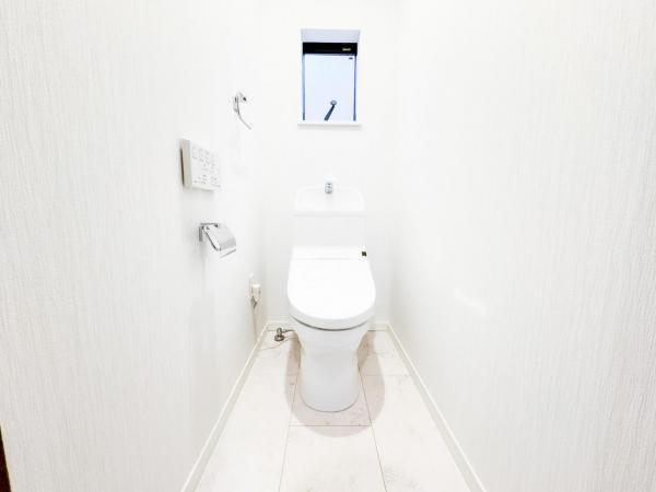 【トイレ】毎日頻繁に利用する大切な空間だからこそインテリアのコーディネートはこだわりたいですね。 【内外観】トイレ