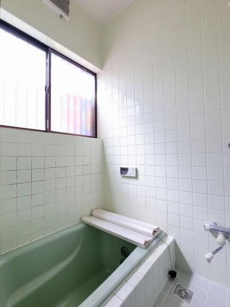 広々とした浴室は一日の疲れを癒す大切な空間。足を延ばしてゆっくりお寛ぎください。 【内外観】浴室