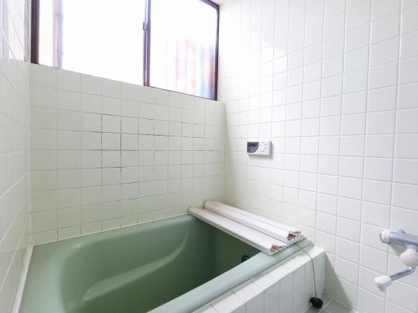 清潔感のある浴室は、ゆったり寛ぎ、癒しの空間。 【内外観】浴室