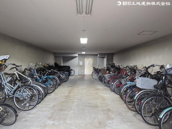 屋根のしっかりあるスペースの為、自転車も大切に駐輪できます。 【内外観】その他共用部
