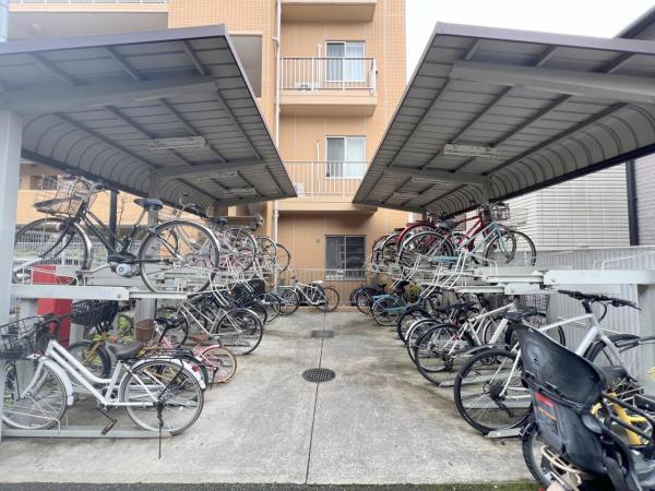 ■駐輪場は屋根付きなので雨から自転車を守ります 【内外観】その他共用部