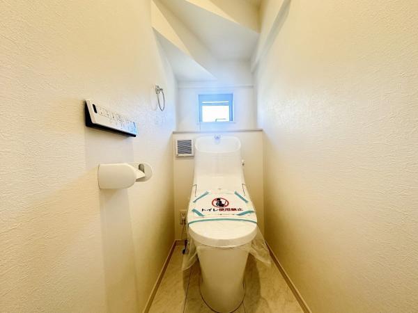 1階トイレは、洗浄機能を完備。開口窓も設けられており、清潔な空間の印象です。 【内外観】トイレ