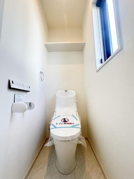 ２階トイレ　洗浄機能を標準完備、清潔な空間が印象的です。 【内外観】トイレ