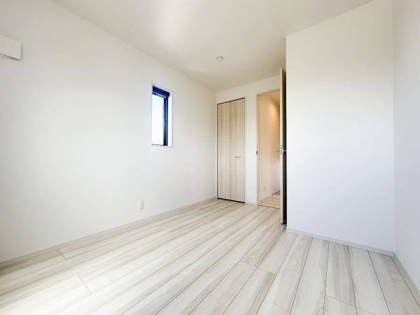 ３階5.5帖洋室　居室のサッシにはペアガラスを採用、高い断熱性による省エネと結露対策に有効です。 【内外観】リビング以外の居室