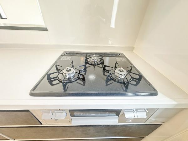 ビルトインガスコンロは様々な料理が作れる便利な専用調理器が充実。グリル調理やお手入れにかける時間と手間を大幅に減らすことができます。 【内外観】キッチン