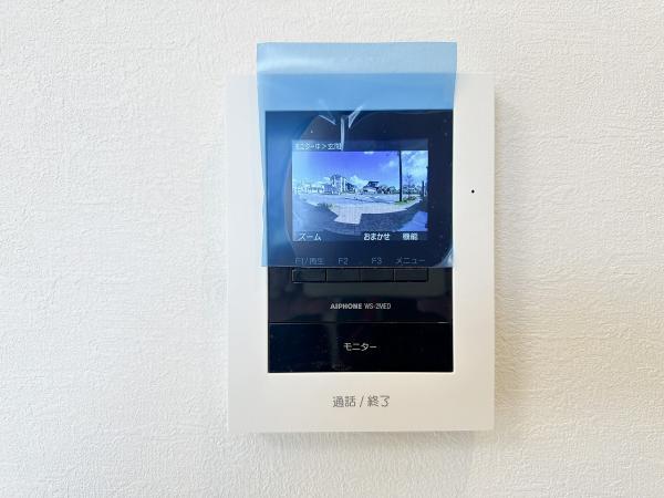 インターホンには小さなテレビ画面のようなモニターが付いており、訪問者をすぐ確認することができます。 【設備】防犯設備