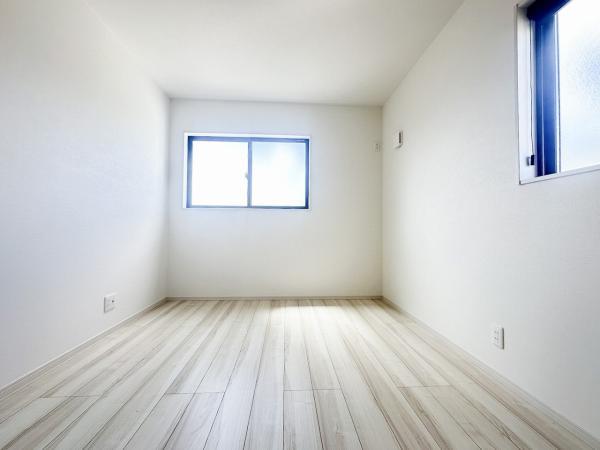 １階4.8帖納戸　居室にも利用できる１階納戸。 【内外観】リビング以外の居室