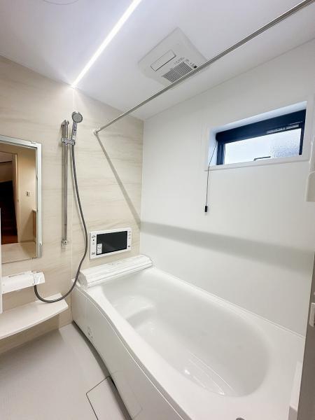 プライベートシアターとなる浴室テレビ付きのユニットバス。 【内外観】浴室