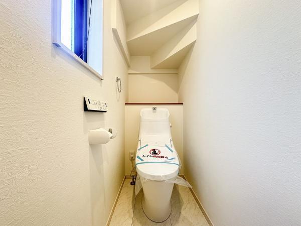１階トイレ　洗浄機能を標準完備、清潔な空間が印象的です。 【内外観】トイレ