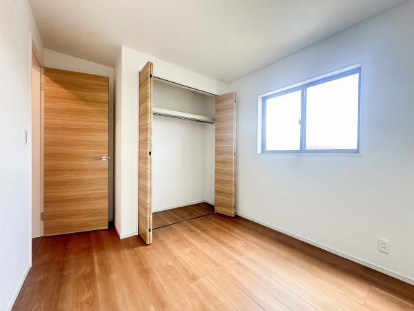 ２階5.25帖洋室　居室は家族それぞれが、安らぎの空間でプライベートタイムを過ごせるよう配置。 【内外観】リビング以外の居室