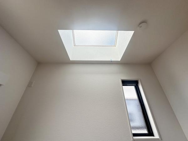 ２階5.25帖洋室　天窓の有無で、室内の印象は変わります。天窓があれば明るく温かみのある空間になります。 【内外観】リビング以外の居室