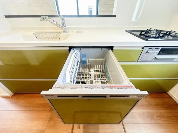 後片付けの手間を省く食器洗い乾燥機。手洗いに比べて、使用水量も低減できるので水道代の節約にも繋がります。 【内外観】キッチン