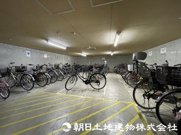 自転車の駐輪場も広いです。 【内外観】その他現地写真