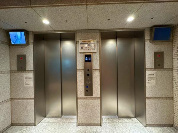 エレベーター2基あり。忙しい時間帯も混み合わず利用できます 【内外観】その他共用部