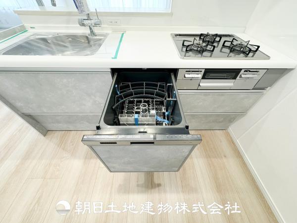 【食器洗浄機】お食事の後片付けを食器洗浄機がサポート。食事後の家族のくつろぎタイムをゆっくりもてます。驚きの低コスト 【内外観】キッチン