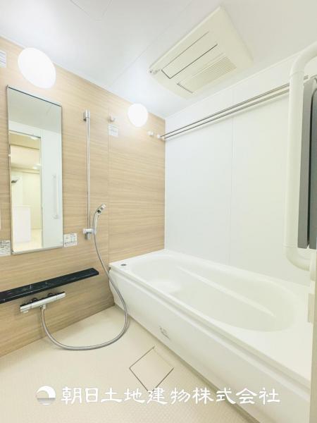 【ユニットバス】ご家族でもお一人でもくつろげる広さとなっており浴室乾燥機は花粉や梅雨時期に大活躍です！ 【内外観】浴室