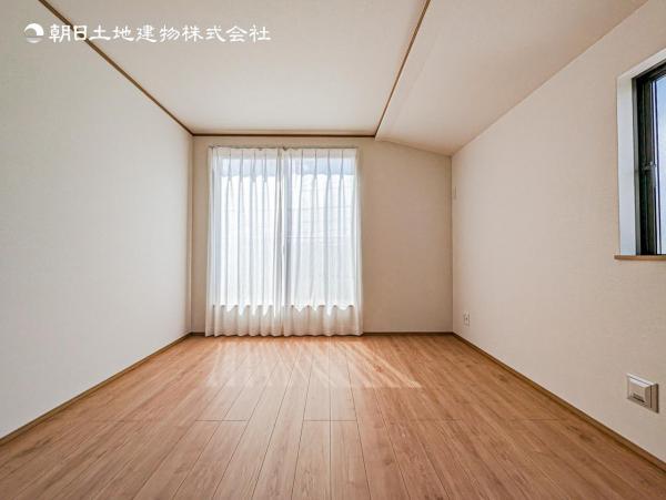 【洋室】白を基調とした明るい居室	 【内外観】リビング以外の居室
