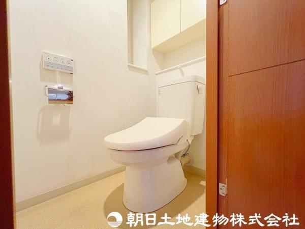 心地良い使用感が人気のウォシュレット付きトイレ。 【内外観】トイレ