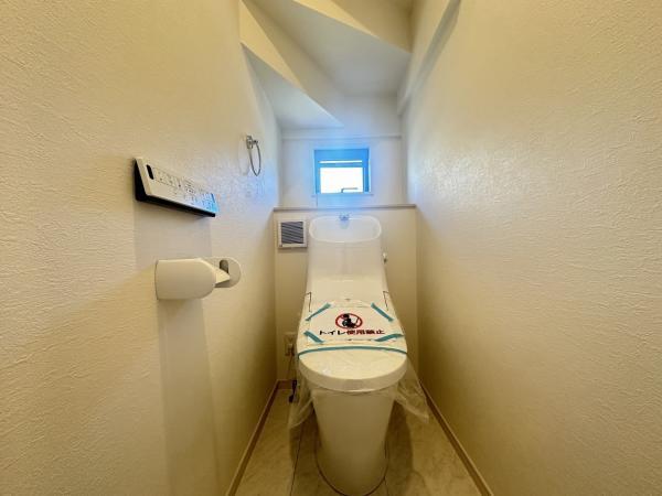 1階トイレは、洗浄機能を完備。開口窓も設けられており、清潔な空間の印象です。 【内外観】トイレ