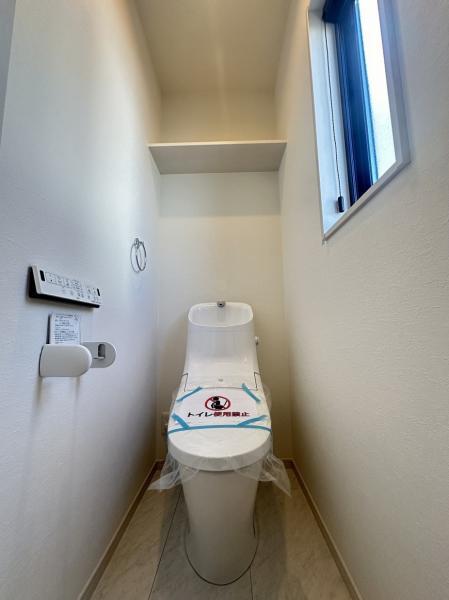 ２階トイレ洗浄機能を標準完備、清潔な空間が印象的です。 【内外観】トイレ
