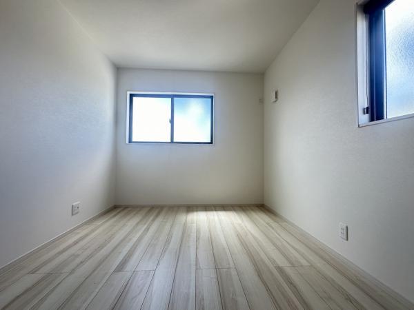 ３階5.5帖洋室　広々とした主寝室は、2面採光により、陽射しがたっぷりと射し込みます。 【内外観】リビング以外の居室