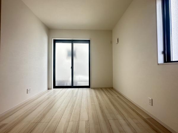 １階4.8帖納戸居室にも利用できる１階納戸。 【内外観】収納