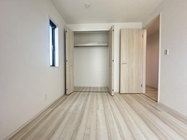 １階4.8帖納戸　居室にも利用できる１階納戸。クローゼットも設置しております。 【内外観】収納