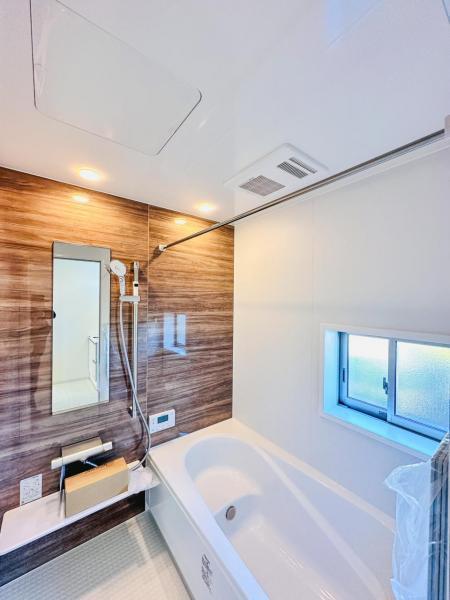 【多機能な一坪タイプの広々浴室】広々１坪タイプのゆったり浴室ユニット。防カビ抗菌素材なのもうれしい 【内外観】浴室