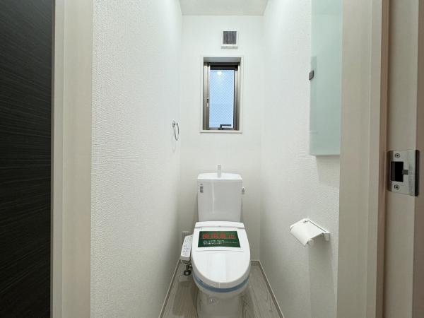 1階トイレは、洗浄機能・脱臭機能を完備、開口窓も設け清潔な室内を演出することが可能です。 【内外観】トイレ