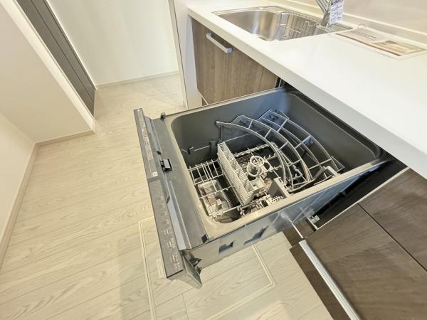 食洗機は、多くの食器を一度に洗い上げ、手洗いよりも大幅に節水できます 【内外観】キッチン