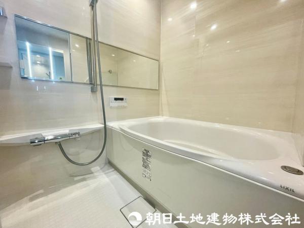 白を基調とした浴室は清潔感を漂わせます！ 【内外観】浴室