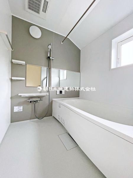 浴室乾燥機が湿気をしっかりと取り除き、快適なバスタイムを保証します。 【内外観】浴室