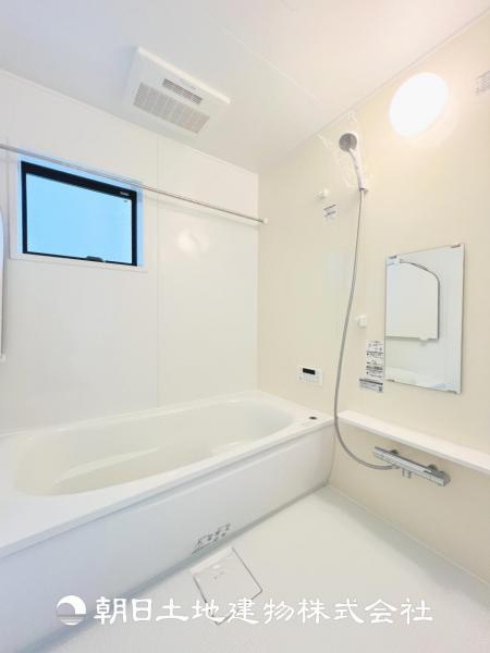 1号棟【ユニットバス】１坪のタイプの浴槽はご家族でもお一人でもくつろげる広さとなっており浴室乾燥機は花粉や梅雨時期に大活躍です！！ 【内外観】浴室