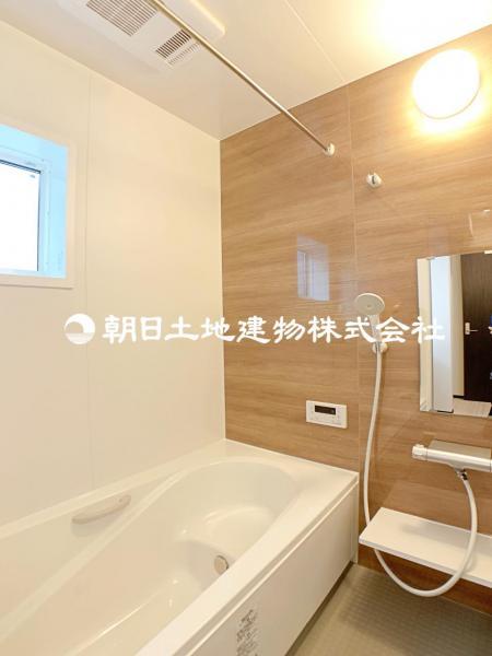 浴室乾燥機が湿気をしっかりと取り除き、快適なバスタイムを保証します。 【内外観】キッチン