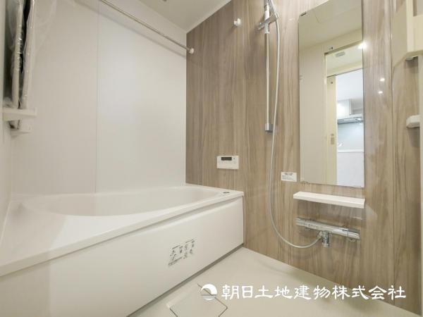 【浴室】冬の予備暖房はもちろん、オールシーズン大活躍の浴室乾燥機 【内外観】浴室