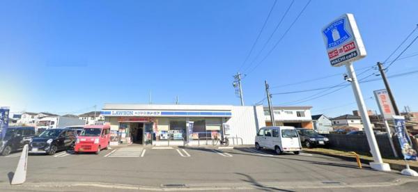 【ローソン・スリーエフ　愛川中津中央店】　駐車場も広く大きな車でも停めやすいです。品揃えも良く大変便利です。 【周辺環境】コンビニ