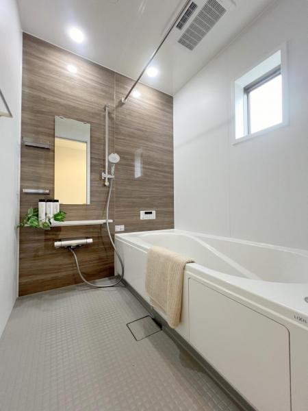 ■空気もこもらずいつもクリーンな浴室乾燥機付 【内外観】浴室