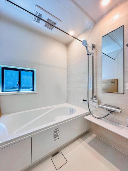 【多機能な一坪タイプの広々浴室】ゆっくりとリラックスしたい浴室など水まわりには、使いやすく、心地よい設備と仕様を採用しています。 【内外観】浴室