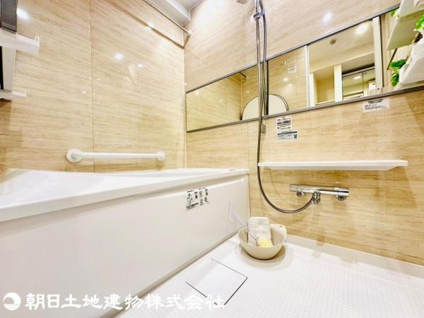 清潔感溢れるカラーと大きさ・柔らかな曲線で構成された半身浴も楽しめるバスタブが心地よさをもたらします 【内外観】浴室
