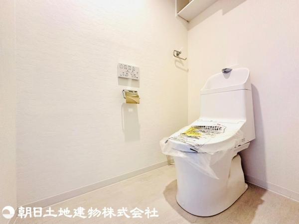白を基調とした室内は、明るい住空間を造り出すだけでなく、清潔感をもたらしてくれます。 【内外観】トイレ