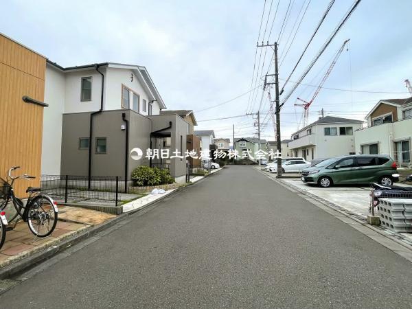 美しい街並み、広い土地、人気の早川城山分譲地内 【内外観】前面道路含む現地写真