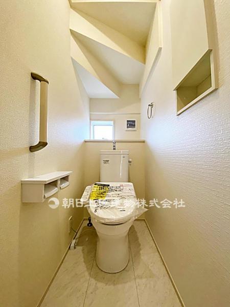 【本分譲地2号棟写真】トイレは暖房便座付。いつも使うトイレだからこそ、こだわりたいポイントですね。 【内外観】トイレ