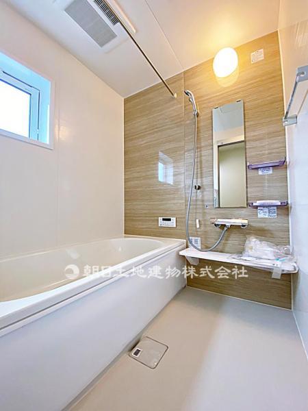 【本分譲地2号棟写真】清潔感のあるカラーで統一された空間は、ゆったりとした癒しのひと時を齎す快適空間に仕上げられています。 【内外観】浴室