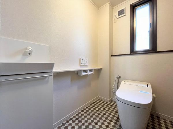 【トイレ】ゆとりをもったトイレの広さ、白ベースに清潔感ある空間です。 【内外観】トイレ