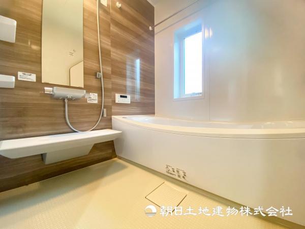 【浴室】窓付きのバスルームは、採光もあり明るく気持ちの良い空間です。 【内外観】浴室
