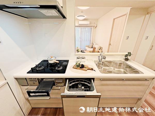 ビルトイン食洗器付きのキッチンで、日々の家事の負担も減らせます。 【内外観】キッチン